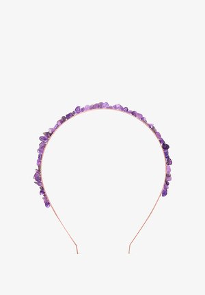 Fioletowa opaska z kamieniem ametystowym na miedzianej bazie, z nierówno rozmieszczonymi skupiskami kryształków wzdłuż górnej krawędzi. Gładka powierzchnia, minimalistyczny design.