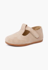 Chaussure bébé en daim beige avec un bout arrondi, bride en T avec fermeture Velcro, et semelle marron clair sur fond blanc.