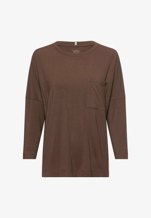 Brązowa koszula z długim rękawem, okrągłym dekoltem i kieszonką na piersi po lewej stronie, wykonana z miękkiego materiału.