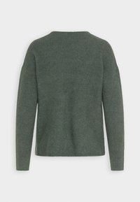 Maglione verde a costine con maniche lunghe, scollo rotondo e vestibilità morbida. Tessuto soffice senza motivi o dettagli aggiuntivi.