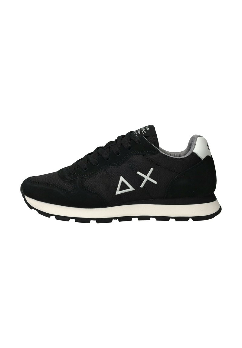 Schwarze Sneaker mit weißer Sohle, die weiße geometrische Symbole an der Seite und einen grauen gepolsterten Kragen aufweisen, von der rechten Seite betrachtet.
