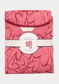 Roze pyjama set van puur katoen met een hartjespatroon, korte mouwen en lange broekspijpen, vastgebonden met een grijs gestreepte lint.