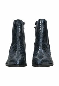 Bottines noires en simili cuir serpent avec un bout pointu et une fermeture éclair sur le côté. Le motif texturé et la finition lisse accentuent le design.