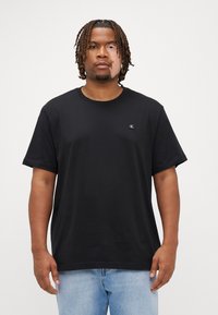 Calvin Klein Jeans Plus PLUS EMBRO BADGE TEE - Lihtne T-särk - black
