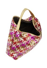 Geant�ă împletită cu modele vibrante în nuanțe de roz, aurie și argintie. Mânere aurii și închideri cu două fermoare. Interior din material textil cu căptușeală neagră.