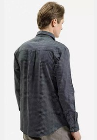 Czarna koszula z długim rękawem, zdobiona małym geometrycznym wzorem, z klasycznym kołnierzykiem, wykonana z lekkiego materiału.