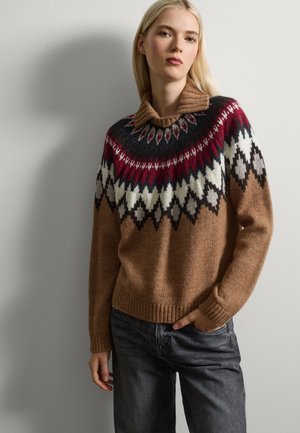 Suéter marrón de punto con un cuello alto; presenta un canesú con un diseño en rojo, negro, blanco y gris, y puños y dobladillo de canalé.