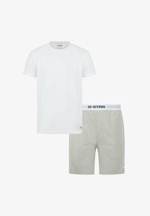 T-shirt bianca in cotone con maniche corte e scollatura rotonda, abbinata a pantaloni corti grigi chiari in cotone con elastico in vita e logo G-Star.