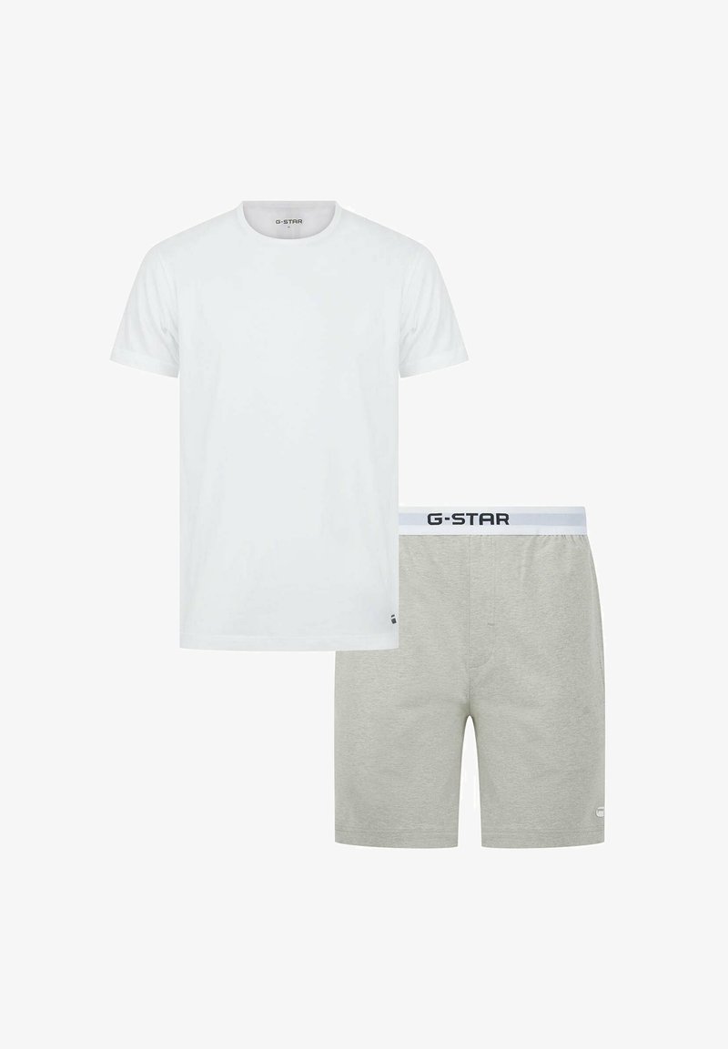 Weißes Baumwoll-T-Shirt mit kurzen Ärmeln und Rundhalsausschnitt, kombiniert mit hellgrauen Baumwollshorts mit elastischem Bund und G-Star-Logo.