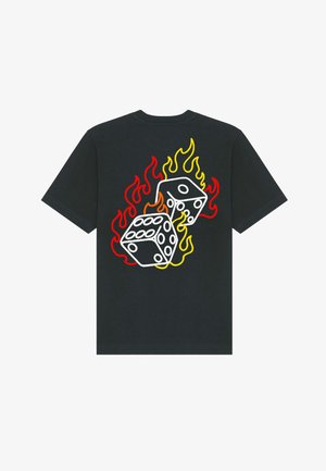 Svart t-shirt med ett motiv av två vita tärningar omgivna av röda, orange och gula lågor på baksidan. Korta ärmar, rundad hals.