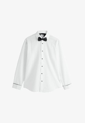 Weißes Langarmhemd mit schwarzen Knöpfen und einer schwarzen Fliege. Es verfügt über einen steifen Kragen und kontrastierende schwarze Akzente an den Manschetten.