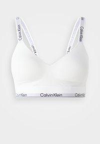 Witte bralette met brede bandjes en een herhaald logo. Glad materiaal, V-hals ontwerp en een elastische band met merknaam in het zwart.