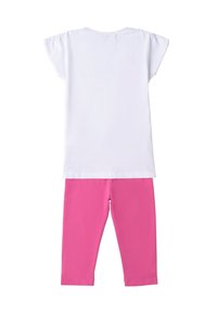 Camiseta blanca de manga corta con cuello redondo combinada con leggings rosas, ambos fabricados en algodón elástico. Colores simples y sólidos.