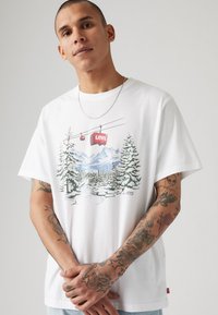 Levi's® RELAXED FIT - T-shirts med print - white