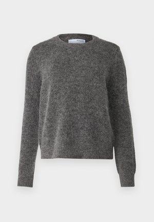 Šedý svetr vyrobený z měkkého, texturovaného materiálu s kulatým výstřihem a dlouhými rukávy. Má žebrované manžety a lem, v uvolněném střihu.