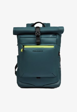 Turfkleurige roll-top rugzak met een gestructureerde afwerking, voorzien van een zwarte gesp, een neon groene ritssluiting en gevoerde schouderbanden.