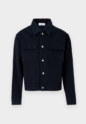 Zwarte button-up jas met twee voorzakken met klep, een kraag en lange mouwen, getoond tegen een witte achtergrond.