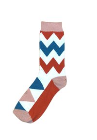 Calcetines de algodón multicolores con un patrón de zigzag en rojo, azul y blanco, puño acanalado rosa y un diseño triangular en el pie.