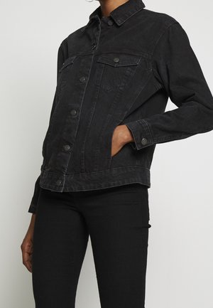 Mustat farkkutakki, jossa on napitus edessä, kaksi rintataskua ja kauluskot. Tässä on klassinen leikkaus ja teksturoitu kangas.