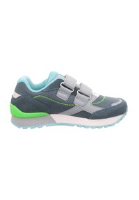 Graue und blaue Kindersneaker mit grünen Akzenten, zwei Klettverschlüssen und einem hellblauen gepolsterten Innenraum, im Seitenprofil dargestellt.