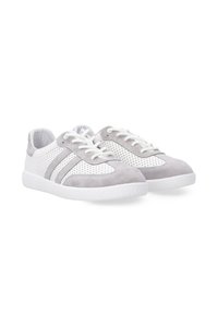Graue und weiße Sportschuhe aus perforiertem Leder mit Wildlederakzenten und weißen Gummisohlen. Verfügt über kontrastierende graue Streifen an den Seiten.