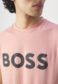 BOSS THINKING - Marškinėliai su spaudiniu - open pink
