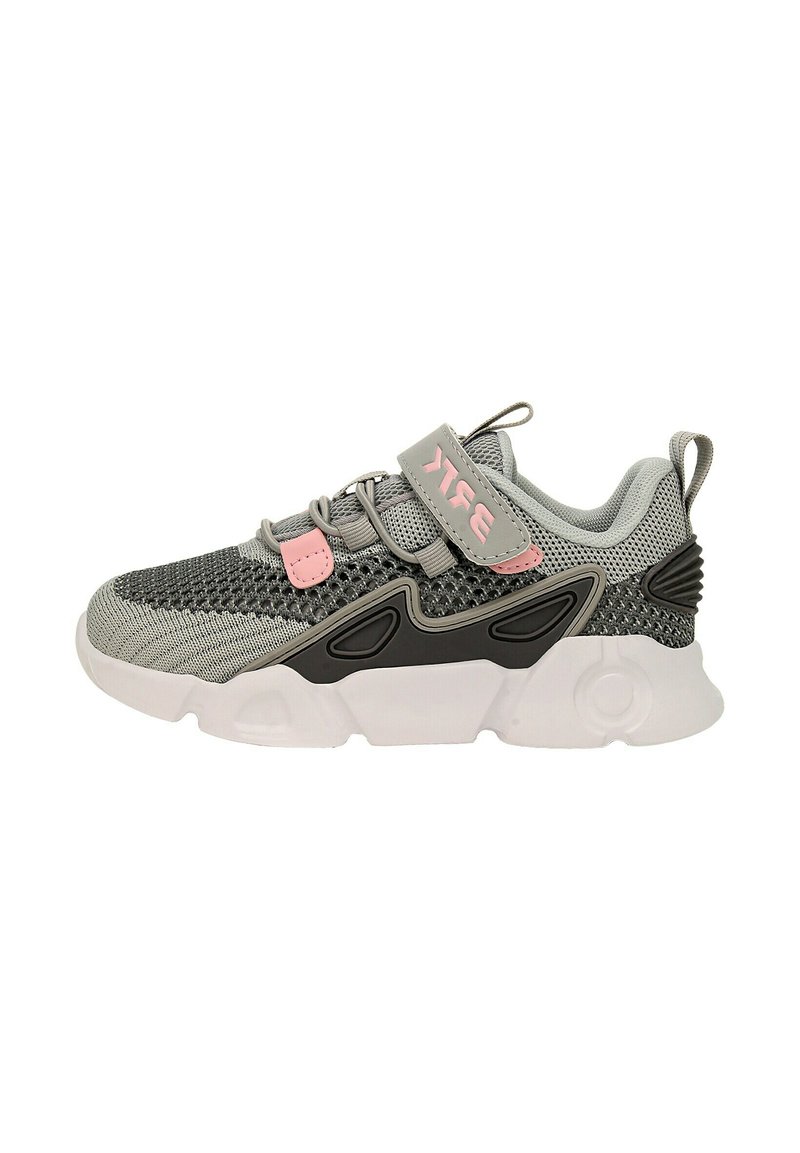 Scarpa sportiva grigia con accenti rosa e neri. Presenta una tomaia in rete, una cinghia regolabile, una suola con texture e elementi di design moderni.