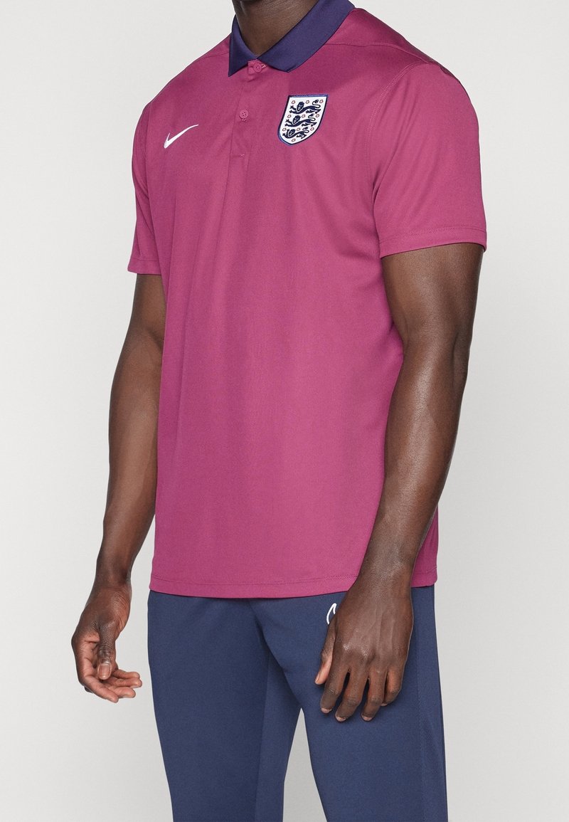 Bordowa koszulka polo z granatowym kołnierzykiem, logo Nike z przodu oraz herb Anglii. Krótki rękaw i boczne rozcięcia dla komfortu.