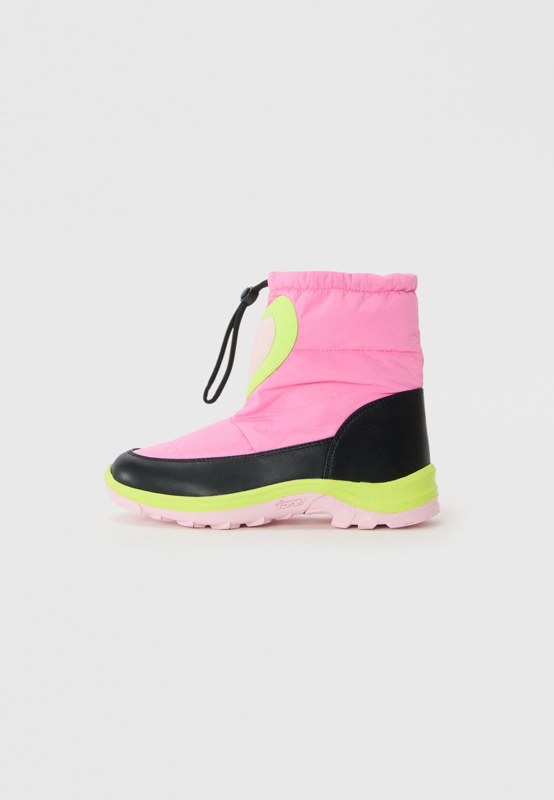 Bota de inverno rosa com biqueira e calcanhar pretos, sola amarela neon e detalhe em forma de coração, apresentando um fecho de cordão preto na parte superior.