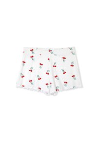 Witte shorts met een kersprint, met rode kersen en groene bladeren op een gestructureerde stof. Scalloped zoomdetail voegt een decoratief accent toe.