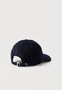 Καπέλο μπέιζμπολ από σκούρο μπλε κορδουρέ, εμφανιζόμενο από πίσω με ρυθμιζόμενο λουρί με μεταλλική αγκράφα σε απλό ανοιχτό φόντο.