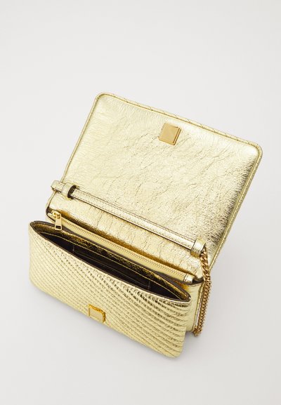 Tory Burch KIRA MOTO QUILT CHAIN WALLET - Soma ar siksnu pāri ķermenim - gold-coloured