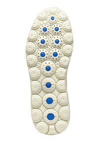 Sole di scarpa in gomma bianca con accenti blu arrotondati e motivi circolari. Presenta perforazioni per la traspirabilità. Texture circolare su tutta la superficie.