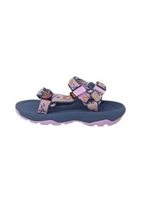 Sandal de punta abierta con correas de tela estampada en tonos morados y azules, suela acolchada y fondo texturizado para mayor agarre.