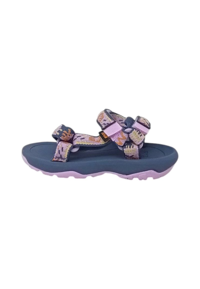 Sandal de punta abierta con correas de tela estampada en tonos morados y azules, suela acolchada y fondo texturizado para mayor agarre.
