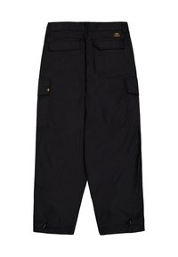 Pantalones cargo negros con múltiples bolsillos con solapa, cordones ajustables en los tobillos y un pequeño parche de marca en el lado derecho de la parte superior de la espalda.