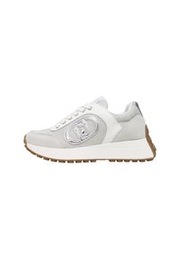 Sneaker sportive con logo argento, tomaia in mesh e suede grigia e bianca, e suola in gomma marrone. Presenta un design con lacci e una superficie liscia.