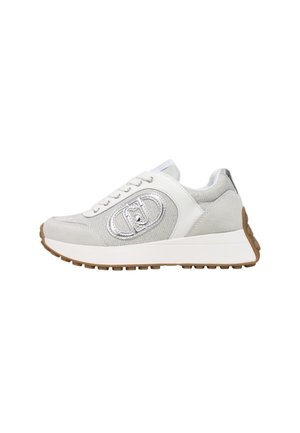 Sneaker sportive con logo argento, tomaia in mesh e suede grigia e bianca, e suola in gomma marrone. Presenta un design con lacci e una superficie liscia.