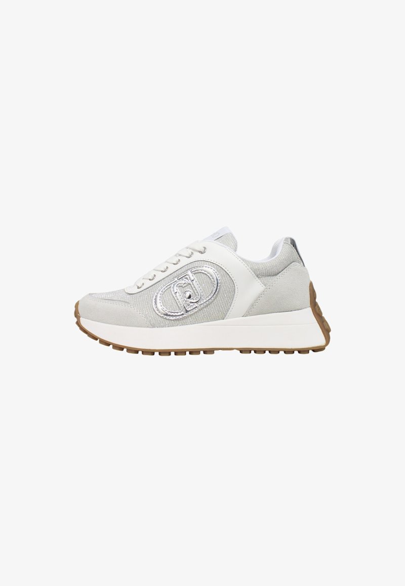 Sneaker sportive con logo argento, tomaia in mesh e suede grigia e bianca, e suola in gomma marrone. Presenta un design con lacci e una superficie liscia.