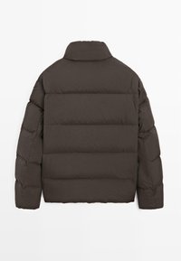 Giacca a vento marrone scuro con colletto alto, texture trapuntata e lunghezza corta. Nessun hardware o accenti visibili.