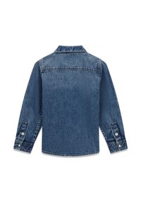Koszula denimowa w średnim odcieniu niebieskiego z długimi rękawami, ostrym kołnierzem i mankietami na guziki. Charakteryzuje się lekko teksturowaną tkaniną oraz zaokrąglonym dołem.