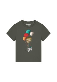 Dunkelgrünes Baumwoll-T-Shirt mit einem Astronauten, der bunte Planetenballons hält. Das Design umfasst Kugeln in Rot, Blau, Gelb und Braun.
