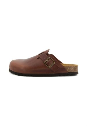 Clog in pelle marrone con finitura liscia, cinturino laterale con fibbia in metallo, suola intermedia in sughero e suola esterna in gomma nera testurizzata.