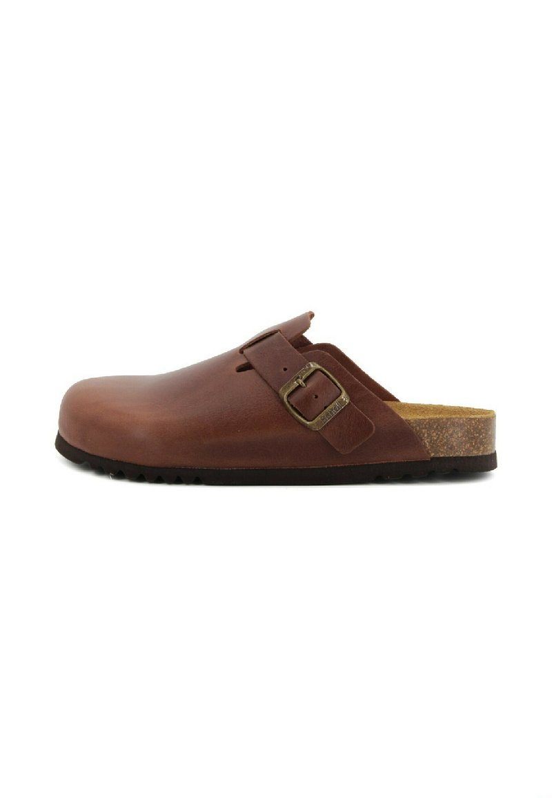 Clog in pelle marrone con finitura liscia, cinturino laterale con fibbia in metallo, suola intermedia in sughero e suola esterna in gomma nera testurizzata.