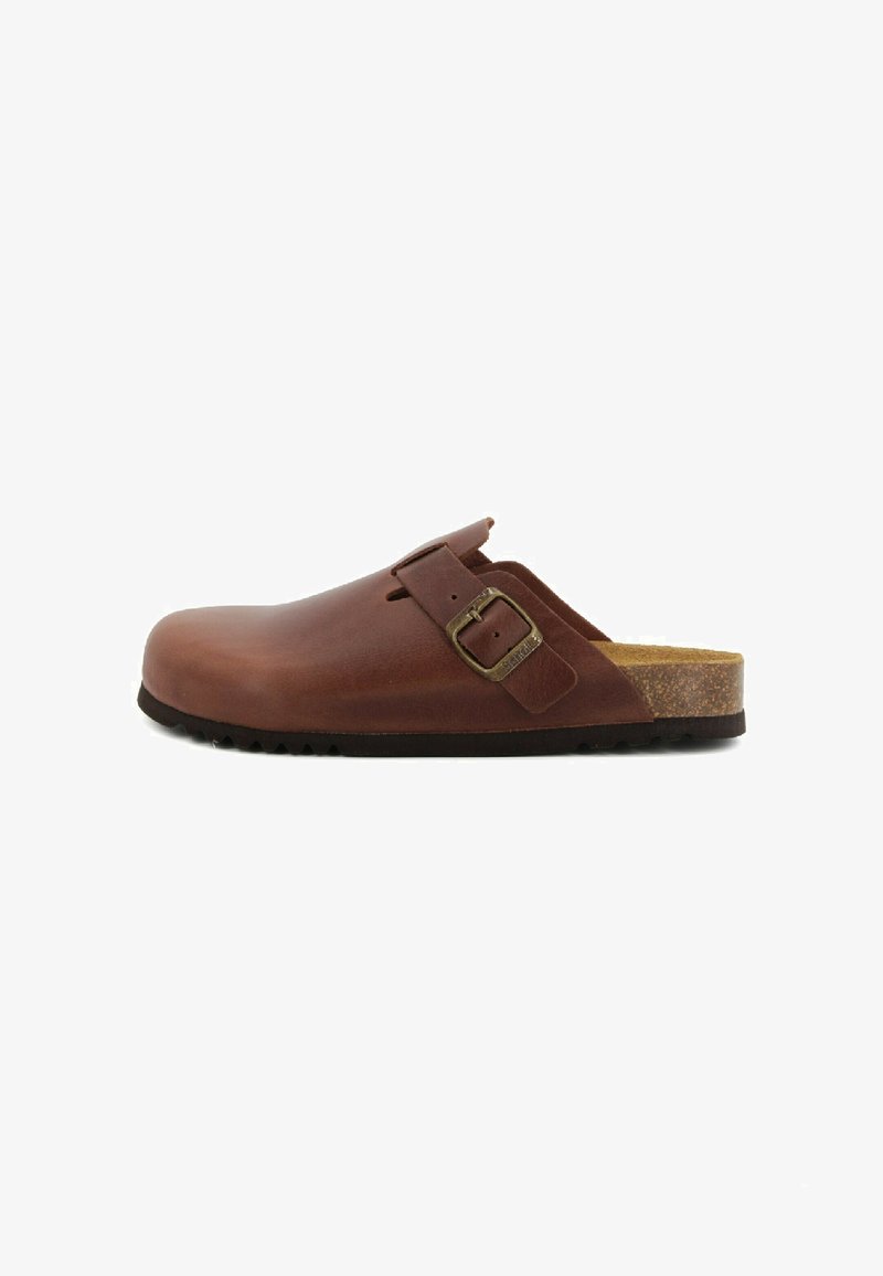 Clog in pelle marrone con finitura liscia, cinturino laterale con fibbia in metallo, suola intermedia in sughero e suola esterna in gomma nera testurizzata.