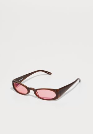 Braun getönte Sonnenbrille mit einer schlanken, länglich-ovalen Form. Die Fassung besteht aus glänzendem Kunststoff; die Gläser sind rosa mit einer dezenten Wölbung.