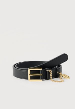 Curea neagră din piele cu cataramă dreptunghiulară aurie și lanț auriu atașat, decorat cu un charm circular, prezentată în formă răsucită pe fundal alb.