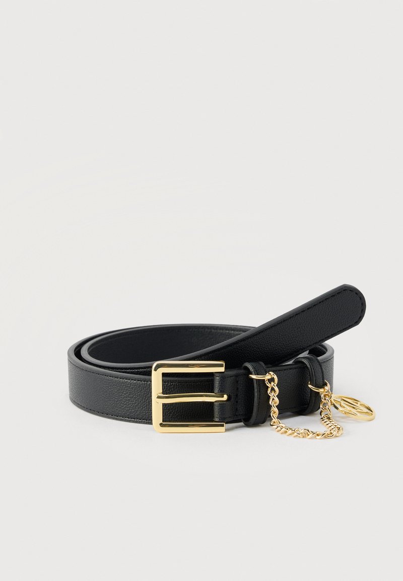 Μαύρη δερμάτινη ζώνη με χρυσή ορθογώνια αγκράφα και συνδεδεμένη χρυσή αλυσίδα με κυκλικό γούρι, παρουσιάζεται τυλιγμένη σε λευκό φόντο.