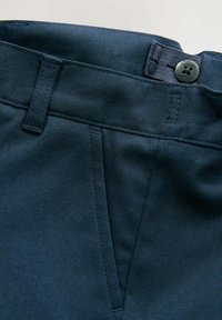 Navyblaue Hosen mit einer glatten Denimoberfläche, ausgestattet mit einem Knopfverschluss, schrägen Vordertaschen und einem gesteppten Taillenbund.
