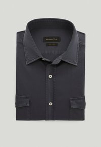 Camicetta button-up di un blu navy scuro, realizzata in tessuto morbido, con un colletto classico e maniche corte, dotata di una singola tasca sul petto e priva di motivi distintivi.